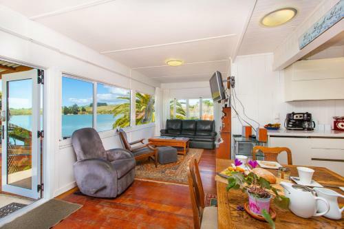 Stunning Oceanfront Beach House - Raglan Holiday Home