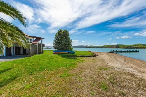 Stunning Oceanfront Beach House - Raglan Holiday Home