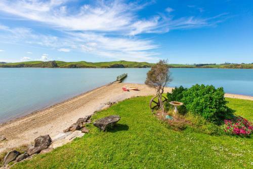 Stunning Oceanfront Beach House - Raglan Holiday Home