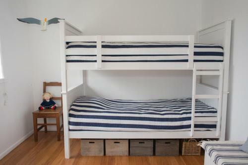 Bay View Beach House - Raglan Holiday Home