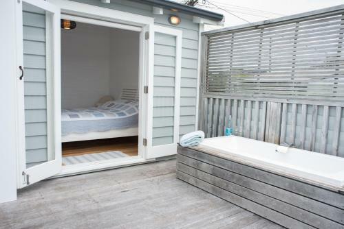 Bay View Beach House - Raglan Holiday Home