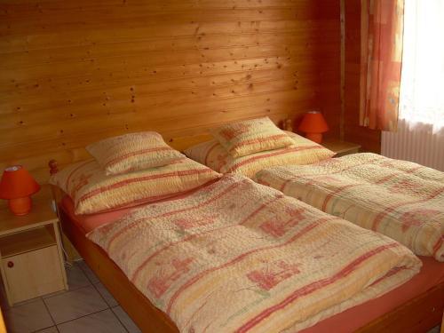 Csal�dbar�t Fah�z