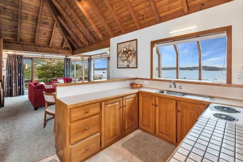 Te Maiki Retreat - Russell Holiday Home