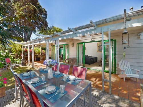 Bay Cottage - Surfdale Holiday Home