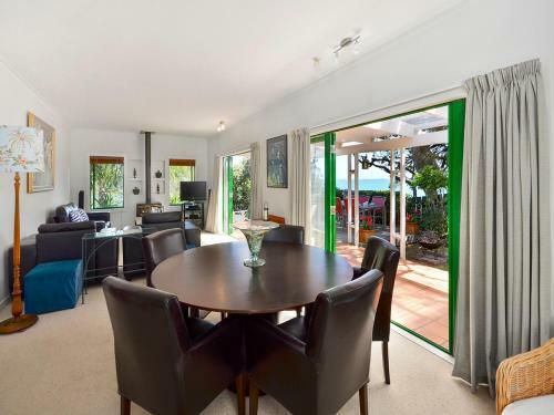 Bay Cottage - Surfdale Holiday Home