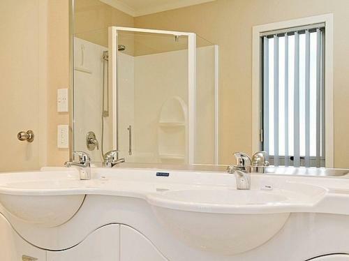Lochaber Lodge - Acacia Bay Holiday Home
