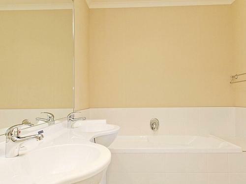 Lochaber Lodge - Acacia Bay Holiday Home