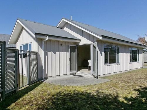 Lochaber Lodge - Acacia Bay Holiday Home