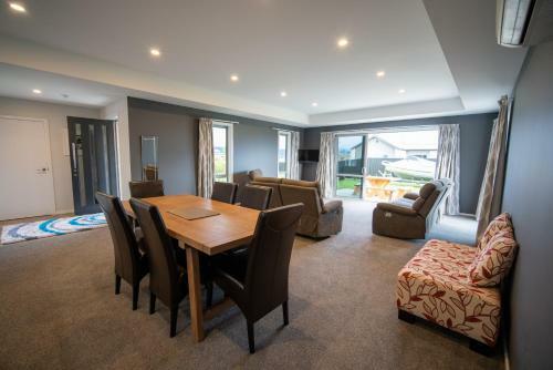 Relax On Rodeo - Te Anau Holiday Home