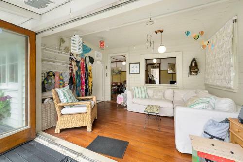 The Beach Bach - Waikanae Beach Holiday Home