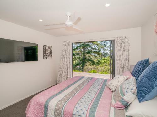 Treetop Bach - Whangamata Holiday Home