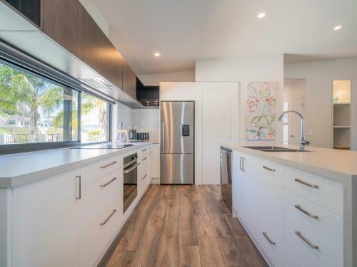 Treetop Bach - Whangamata Holiday Home