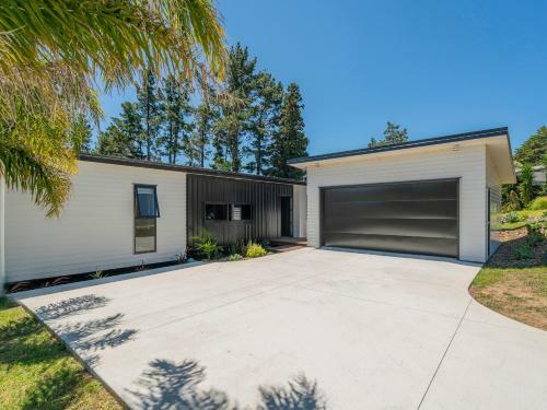 Treetop Bach - Whangamata Holiday Home