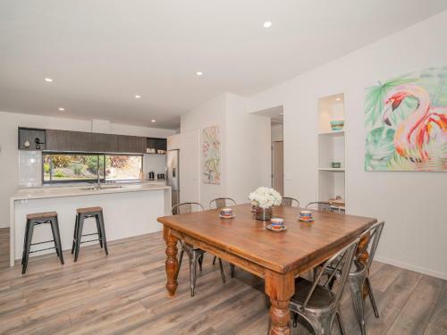 Treetop Bach - Whangamata Holiday Home