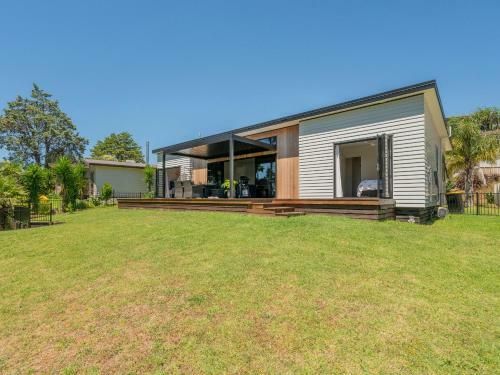 Treetop Bach - Whangamata Holiday Home