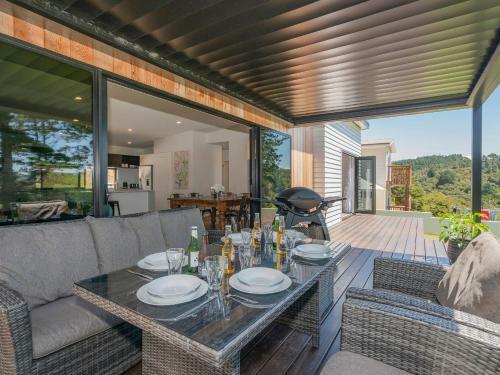 Treetop Bach - Whangamata Holiday Home