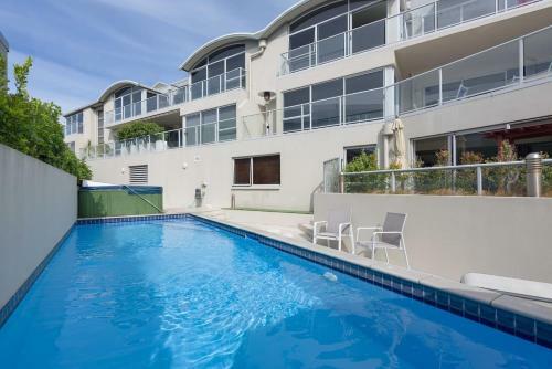 Downtown Mount Apartment - Enjoy Ocean Peeps & Refreshing Pool