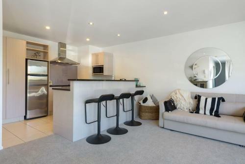 Downtown Mount Apartment - Enjoy Ocean Peeps & Refreshing Pool