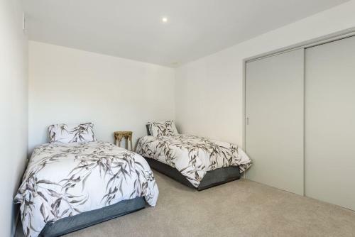 Downtown Mount Apartment - Enjoy Ocean Peeps & Refreshing Pool