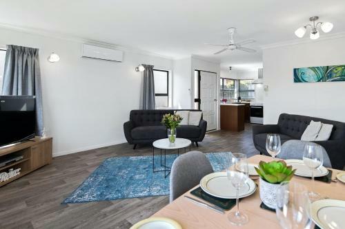 Mt Beach Retreat - Mt Maunganui Holiday Home