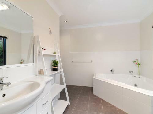Holdens Bay Retreat - Rotorua Holiday Home