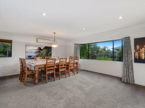 Holdens Bay Retreat - Rotorua Holiday Home