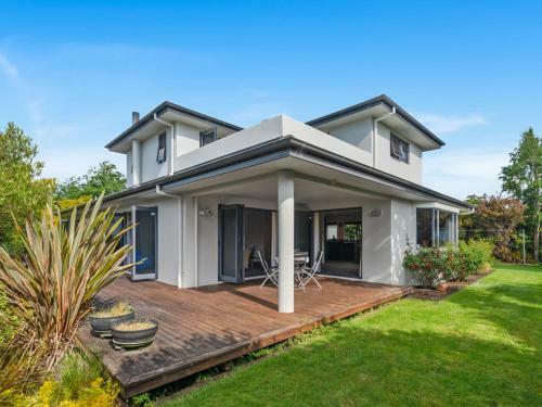 Holdens Bay Retreat - Rotorua Holiday Home