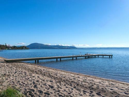 Holdens Bay Retreat - Rotorua Holiday Home