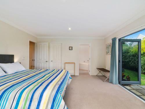 Holdens Bay Retreat - Rotorua Holiday Home