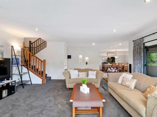 Holdens Bay Retreat - Rotorua Holiday Home