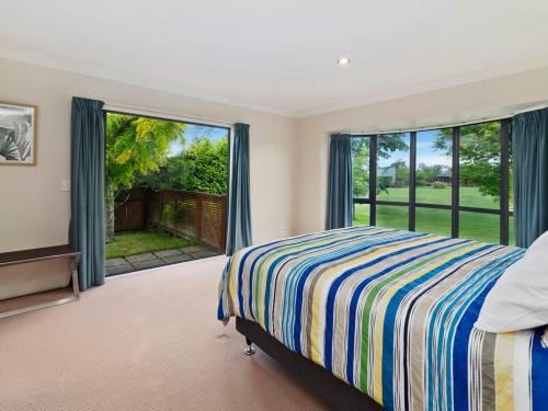 Holdens Bay Retreat - Rotorua Holiday Home