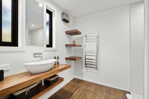 Cedar Lodge - Jacks Point Holiday Home