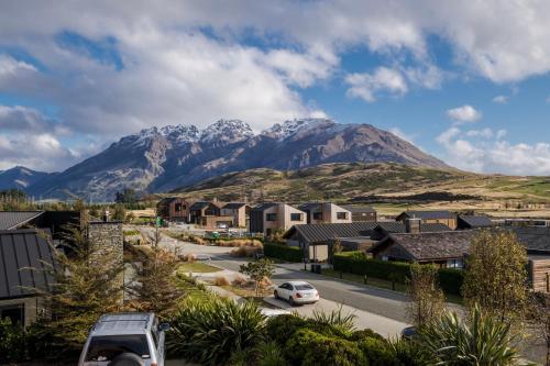Cedar Lodge - Jacks Point Holiday Home