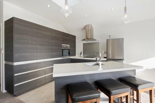 Cedar Lodge - Jacks Point Holiday Home
