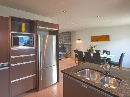 Copper Ridge Views - Queenstown Apartment