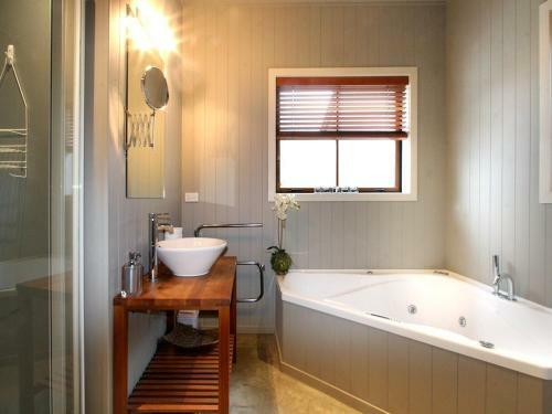 Maytime Cottage - Arrowtown Holiday Home