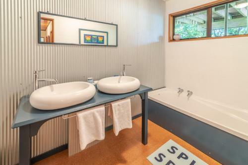 The Tree House - Akaroa Holiday Home