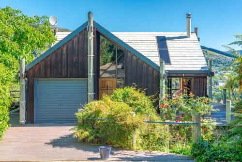 The Tree House - Akaroa Holiday Home