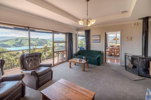 Hilltop Haven - Akaroa Holiday Home