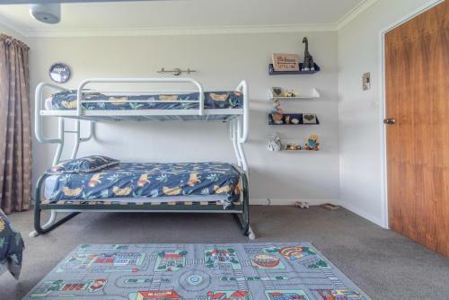 Hilltop Haven - Akaroa Holiday Home