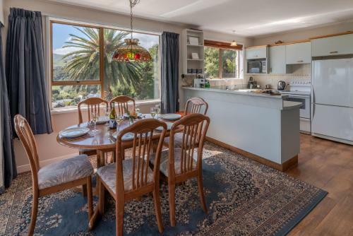 Hilltop Haven - Akaroa Holiday Home