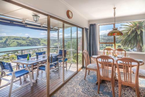 Hilltop Haven - Akaroa Holiday Home