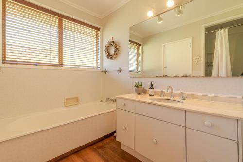 Hilltop Haven - Akaroa Holiday Home