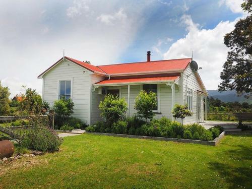 Monty's Cottage - Greytown Cottage
