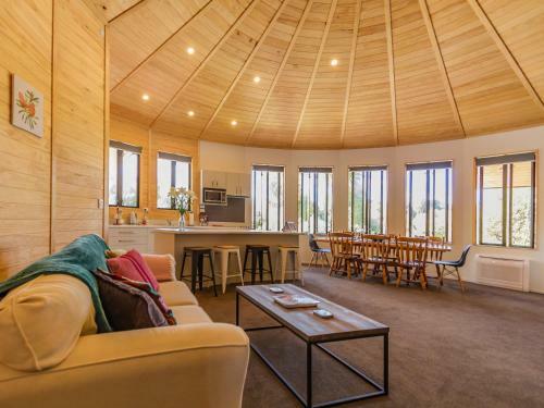 The Snowglobe - Ohakune Modern Yurt Style Chalet