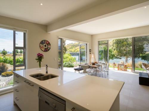 Sunhaven Lakeside - Cromwell Holiday Home