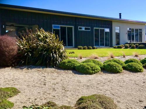 Sunhaven Lakeside - Cromwell Holiday Home