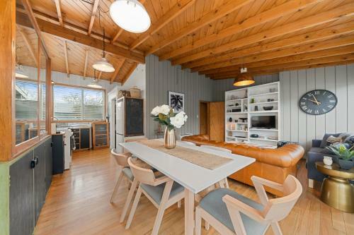 The Walnut Tree House - Martinborough Holiday Home