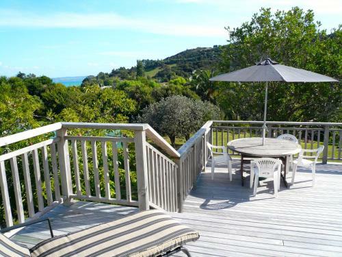 Ridge Cottage - Oneroa Holiday Home