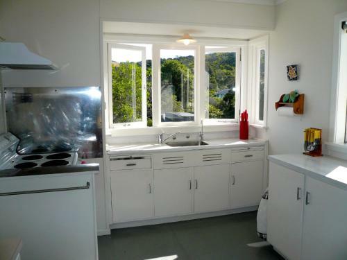 Ridge Cottage - Oneroa Holiday Home